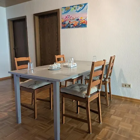 85 Qm - 2 Schlafzimmer - Kueche Mit Grossem Essbereich - Wohnzimmer - Balkon - Bad - Ruhige Lage Apartman *