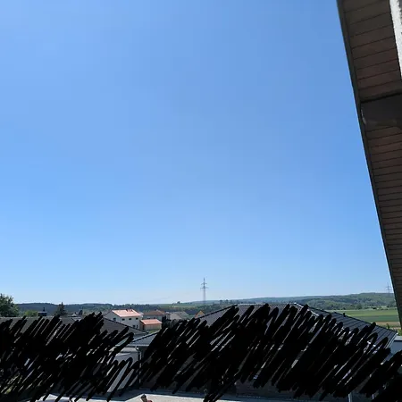 85 Qm - 2 Schlafzimmer - Kueche Mit Grossem Essbereich - Wohnzimmer - Balkon - Bad - Ruhige Lage *